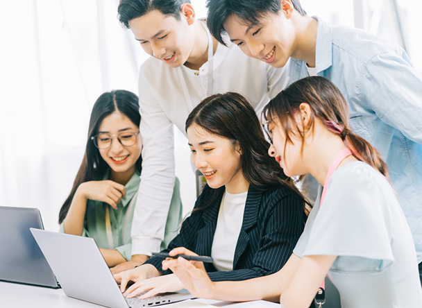 Working atmosphere at Poonpipat